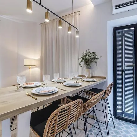 Bs Brand New Triplex Private Terrace Downtown Parking Apartment Seville